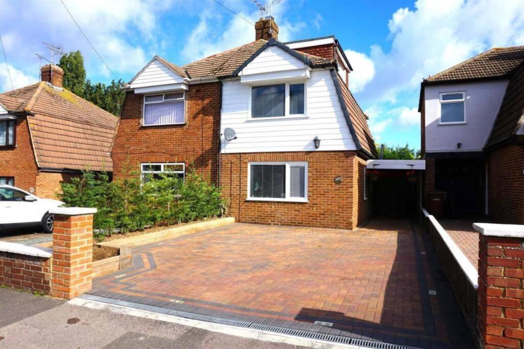 Lovely Family Home In Rainham, Kent Рейнхем Экстерьер фото